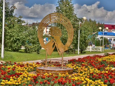 Скульптурная композиция "Дружба народов", посвященная людям, которые помогали строить город. Располагается в городском сквере Урая.