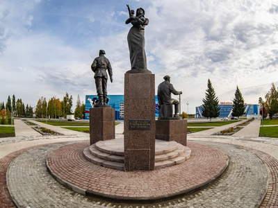 Скульптурная композиция «Связь поколений». 
Монумент был установлен в 2001 году перед домом культуры «Старт», в городском парке. Это подарок городу от компании «Лукойл». Композиция состоит из трёх скульптур: сидящего пожилого мужчины, молодого десантника и женщины с младенцем.