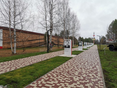 Сухой бор.
Так называется мемориальный комплекс, расположенный на берегу реки Конды. Он посвящён открытию первого нефтяного промысла Западной Сибири. Комплекс был открыт в честь 40-летия начала эксплуатации Шаимского месторождения.