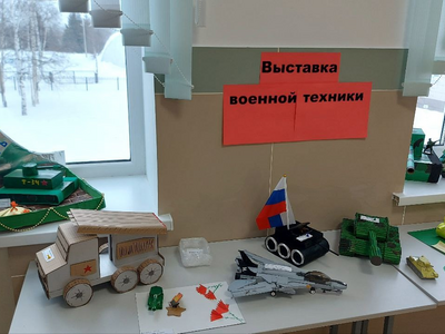 Выставка поделок военной техники ко Дню Защитника Отечества.