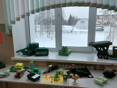 Выставка поделок военной техники ко Дню Защитника Отечества.