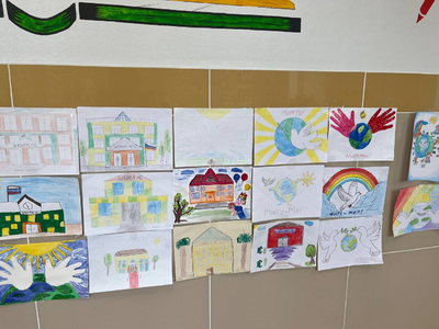 Представляем работы обучающихся 1б, 2а, 3б и 3в классов, участников школьной выставке рисунков "Мы - за мир!",
в рамках Недели профилактики экстремизма и терроризма.