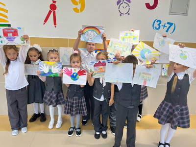 Представляем работы обучающихся 1б, 2а, 3б и 3в классов, участников школьной выставке рисунков "Мы - за мир!",
в рамках Недели профилактики экстремизма и терроризма.