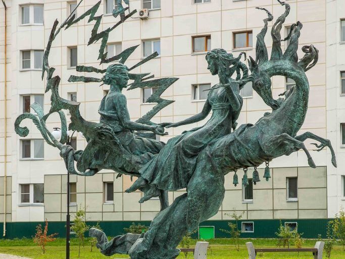 Сквер Романтиков презентован городу в 2018 году. В сквере установлена аллея из светящихся деревьев с лепестками в форме сакуры