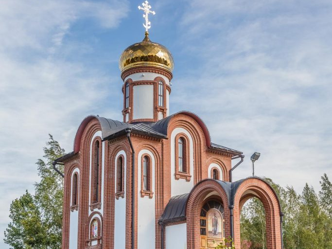 Храм Александра Невского. Эта небольшая церковь, освящённая во имя князя Александра Невского, находится на улице Пионеров, на берегу реки Колосья. Храм стоит на возвышении, и с площадки перед его входом открывается красивый вид.