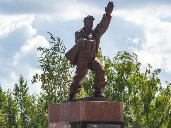 Памятник «Первооткрывателям Западно-Сибирской нефти» был установлен почти 40 лет назад. Находится он на центральной площади города, перед Музеем истории.