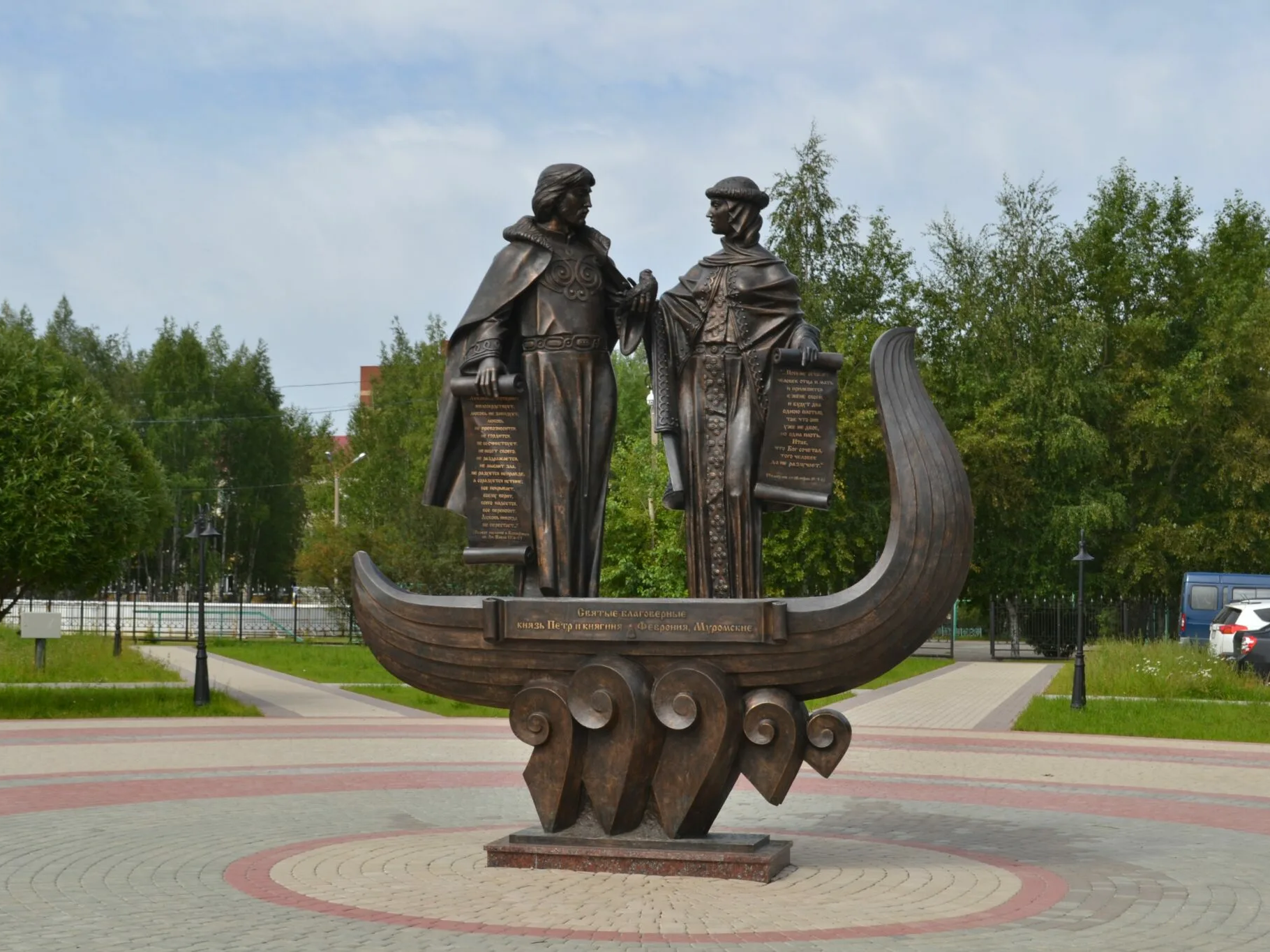 Аллея новобрачных со скульптурной композицией "Петр и Феврония" - подарок Ураю от НК "Лукойл" в честь 50-летия города Урай.