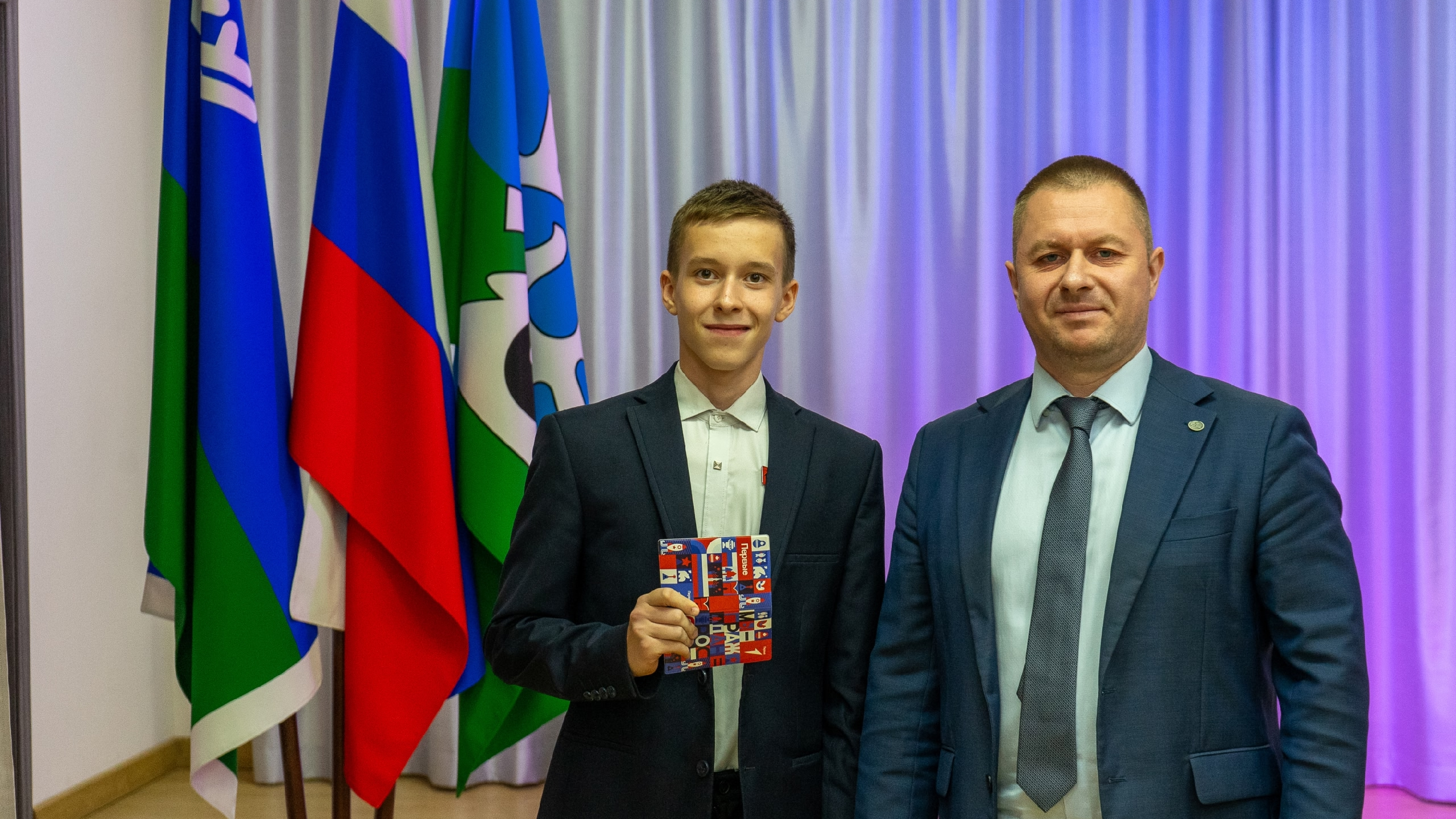 Сегодня 22 школьника в торжественной обстановке получили паспорта.