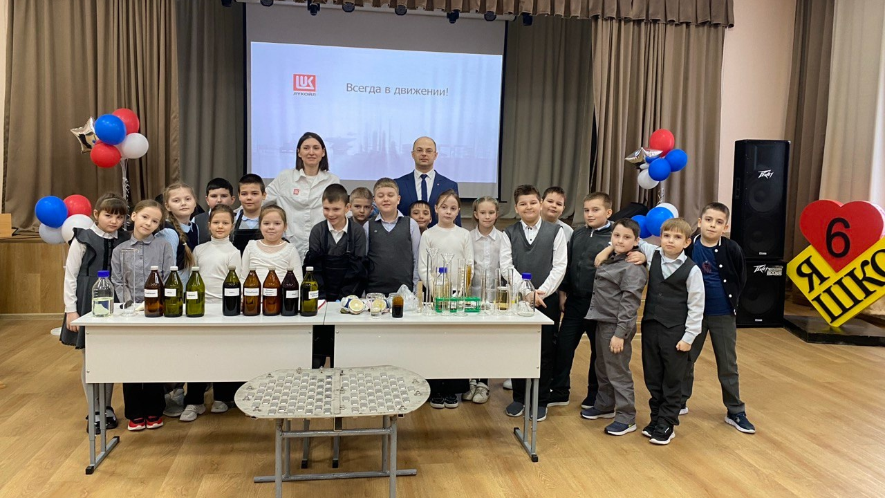 В рамках недели по функциональной грамотности «Наблюдай! Изучай! Действуй!» ребята 2а класса посетили мероприятие «Нефть» .