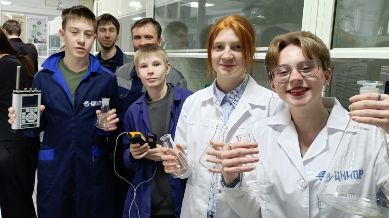 Ученики 8-9 классов МБОУ СОШ №6 г.Урая побывали в гостях в лаборатории